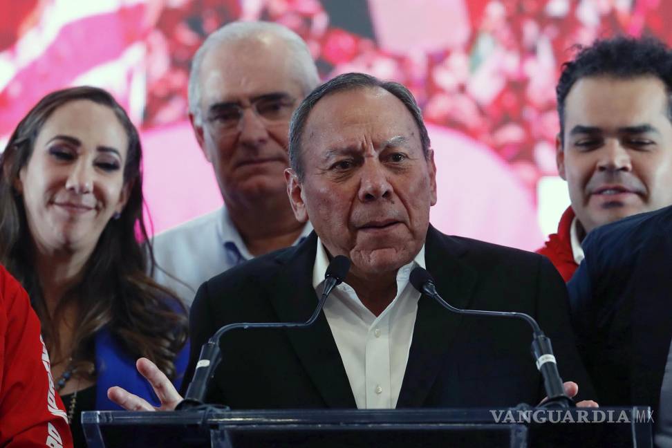 $!El líder nacional del Partido de la Revolución Democrática (PRD), Jesús Zambrano, habla durante una rueda de prensa el pasado domingo en Ciudad de México.