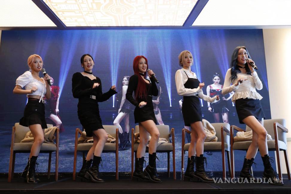 $!Las integrantes de la agrupación surcoreana de K-pop Momoland durante una rueda de prensa en Ciudad de México. EFE/José Méndez