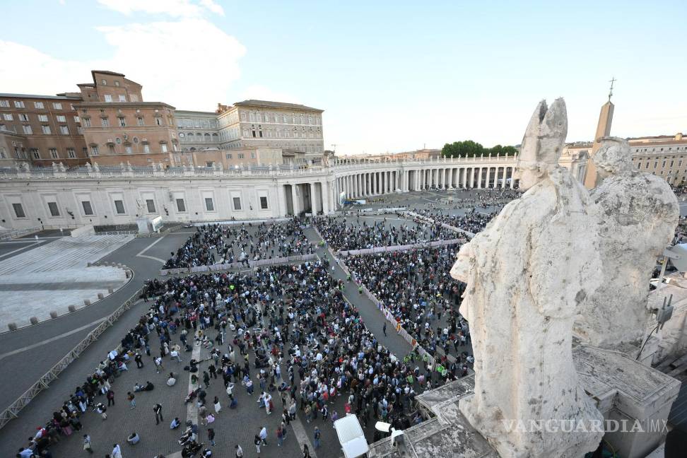 $!Los fieles se reúnen en la Plaza de San Pedro el primer día del cónclave para la elección del próximo papa en Ciudad del Vaticano.