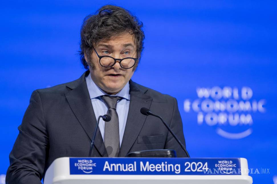 $!El presidente de Argentina, Javier Milei, habla durante una sesión plenaria en el Salón de Congresos como parte del Foro Económico Mundial (FEM), en Davos.