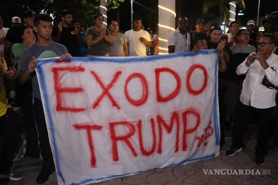 $!Migrantes sostienen una pancarta al iniciar una caravana que se dirige a la frontera norte de México en el municipio de Tapachula en Chiapas (México).