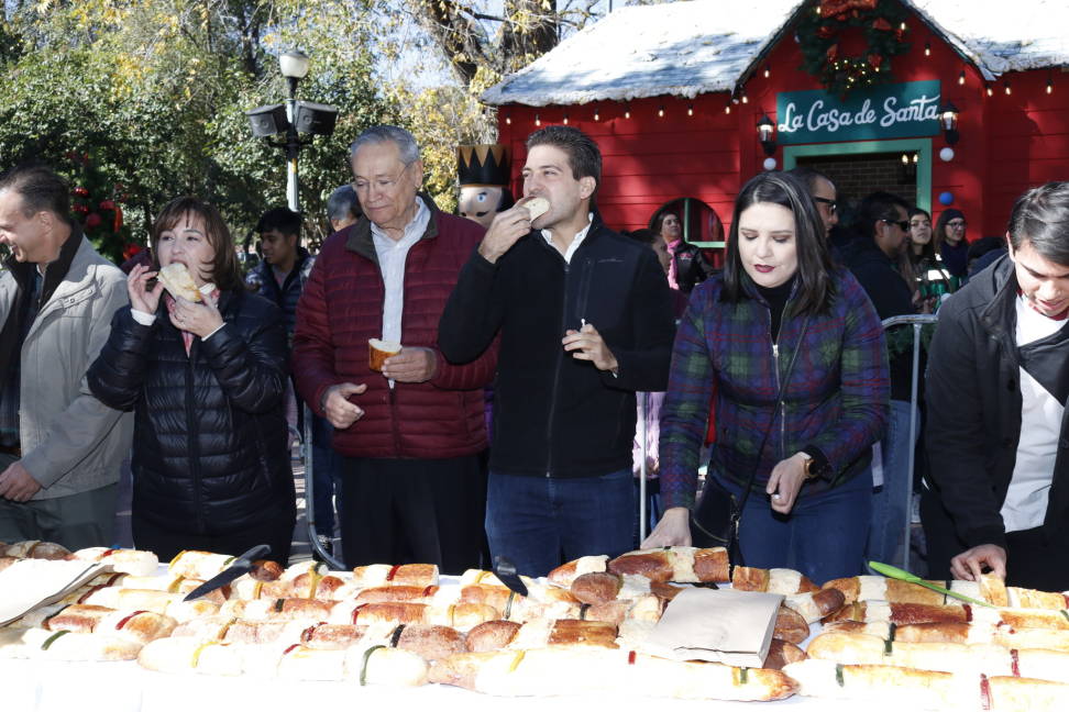 $!Parten y comparten Rosca de Reyes de 1 kilómetro en la Alameda Zaragoza de Saltillo