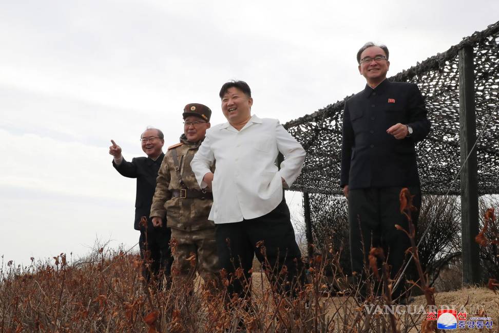 $!El líder supremo de Corea del Norte, Kim Jong-un (2-R), observa un ejercicio de misiles de crucero realizado en Jakdo-dong, provincia de Hamgyong del Sur.