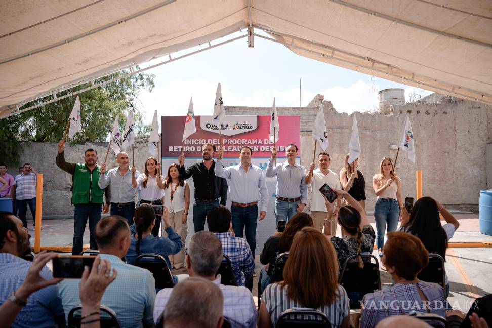 $!Comerciantes y vecinos participaron en el inicio del programa de limpieza aérea.