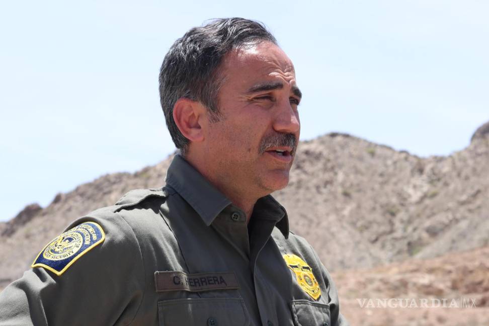 $!El agente de la patrulla Fronteriza del sector de El Paso, Claudio Herrera cerca al muro fronterizo en Sunland Park.