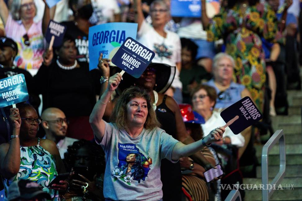 $!Cientos de simpatizantes de Kamala estuvieron apoyando a la actual vicepresidenta durante el mitin en Georgia.