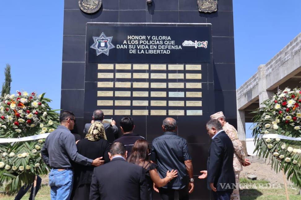 $!Su placa fue colocada en el Muro de Honor y Gloria de policías caídos en cumplimiento del deber.