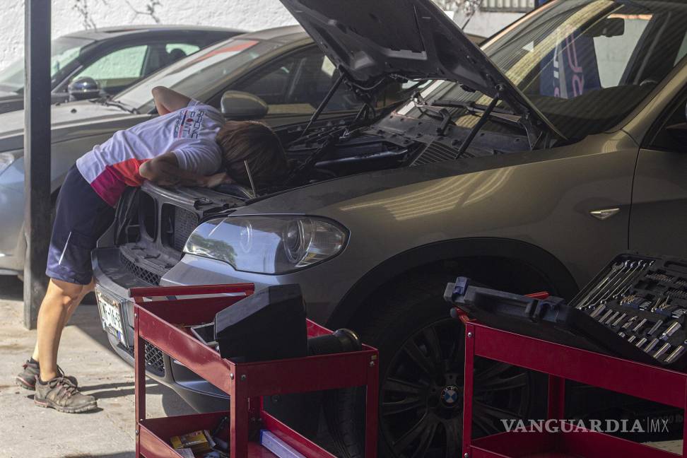 $!La ingeniera mecánica María Fernanda Ornelas revisa el motor de un vehículo para su reparación en la ciudad de Querétaro (México). EFE/Sergio Adrián Ángeles