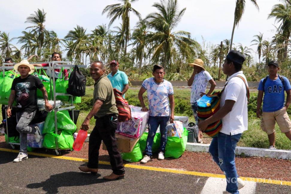 $!Tras el paso del huracán Otis los ciudadanos de Acapulco buscan de hacerse de productos a como de lugar.
