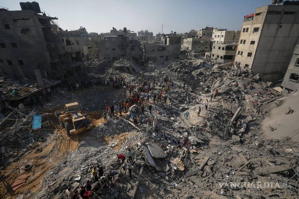 $!Los palestinos buscan cadáveres y supervivientes entre los escombros tras los ataques aéreos israelíes contra Al Falouja, en la ciudad de Jabalia, al norte de Gaza.
