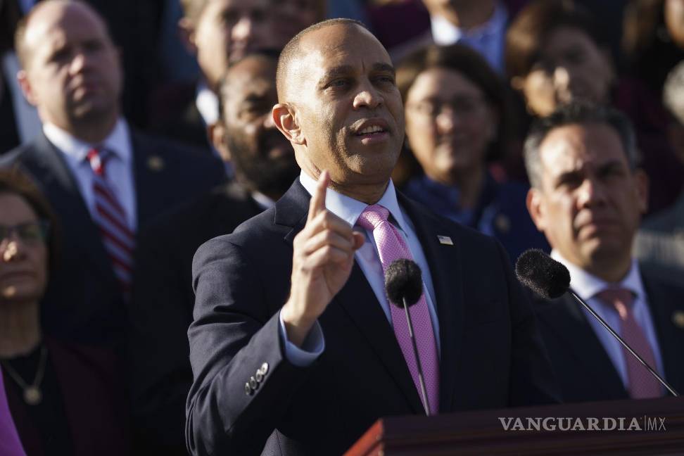 $!El líder de la minoría en la Cámara de Representantes, el demócrata Hakeem Jeffries, en una conferencia de prensa frente al Capitolio en Washington.