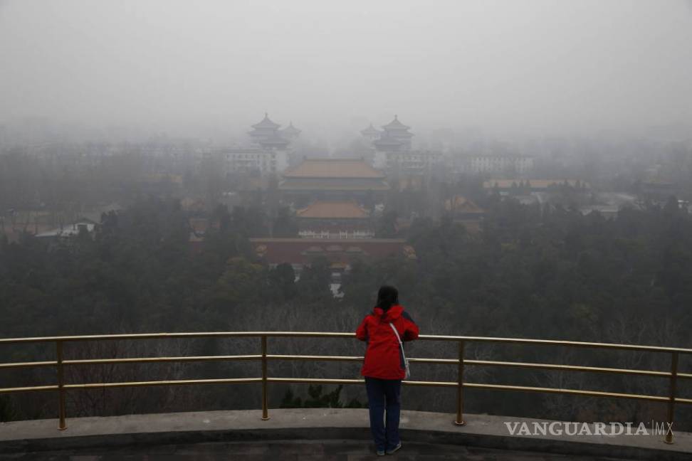 $!Una nube espesa y gris envuelve a Beijing en por segundo día