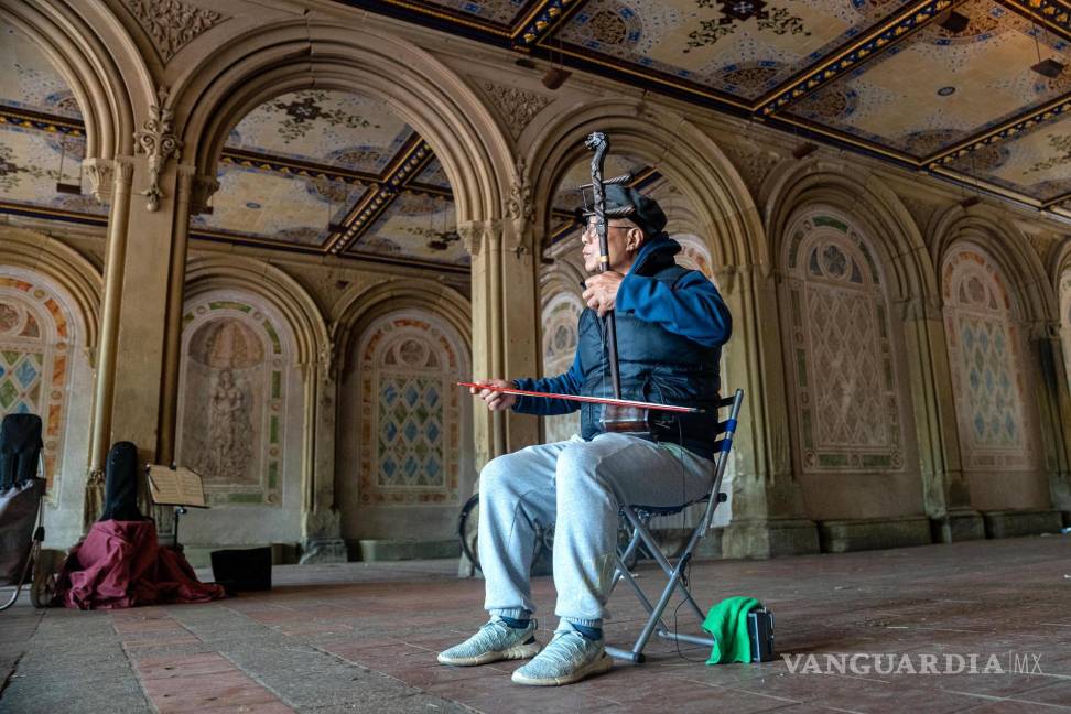 $!Un hombre toca el erhu o violín chino en el Central Park de Nueva York.