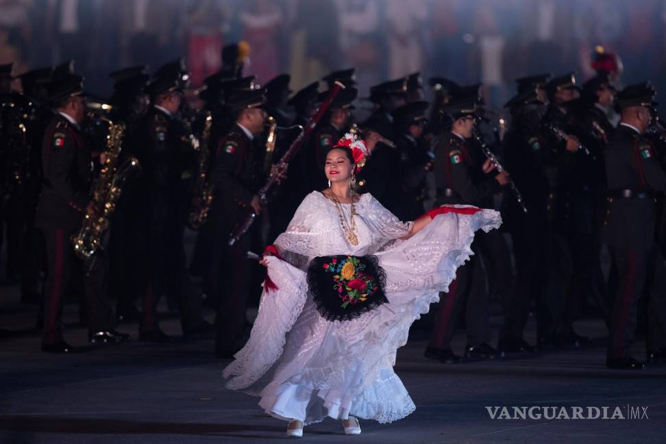 $!Fotografía que muestra un baile regional folclórica durante la ceremonia del 200 aniversario de la consumación de independencia en Ciudad de México (México). EFE/Carlos Ramírez