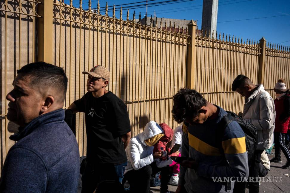 $!Solicitantes de asilo esperan por las citas programadas con la Oficina de Aduanas y Protección de Fronteras en Ciudad Juárez, México.