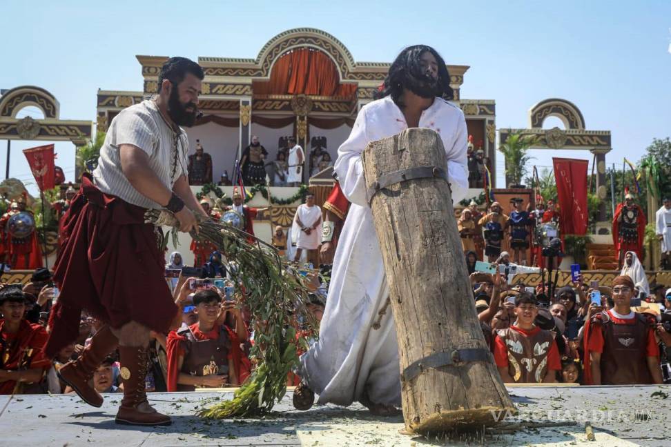 $!Aspectos del juicio y azotes a Jesucristo en la 181 representación de la Pasión de Cristo en la alcaldía Iztapalapa.