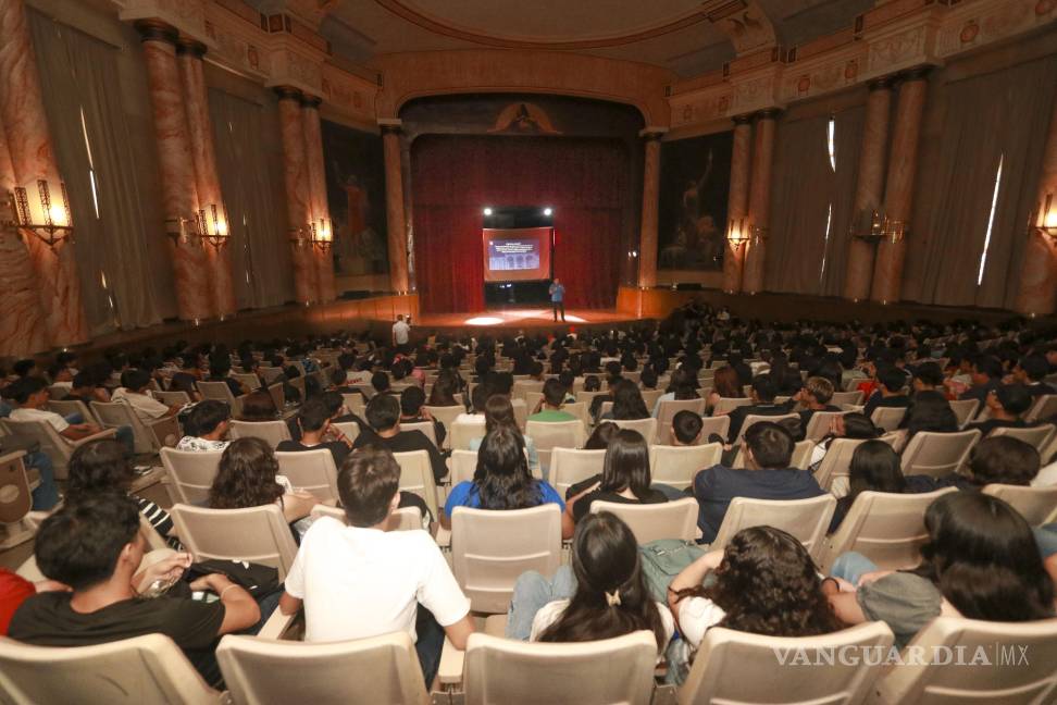 $!Autoridades universitarias acompañaron la bienvenida a los alumnos de nuevo ingreso en el Paraninfo del plantel.