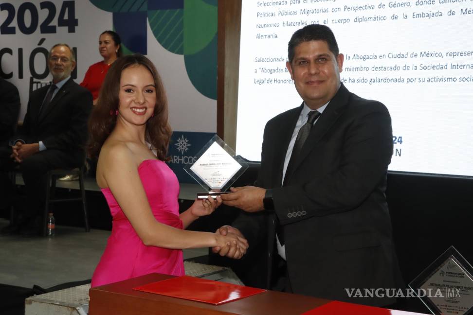 ¡Honor a quien honor merece! Entregan el Premio de Vinculación 2024 a estudiantes y maestros