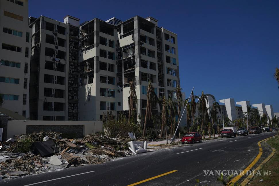 $!Vista de los apartamentos destrozados tras el paso del huracán Otis, en el sector Diamante de Acapulco, México, el jueves 9 de noviembre de 2023.