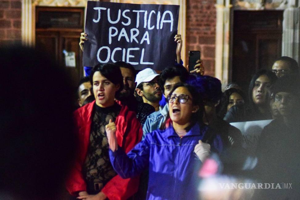 $!Cientos de personas se concentraron frente al Palacio de Gobierno de Aguascalientes para exigir justicia por el asesinato de Jesús Ociel Baena Saucedo.