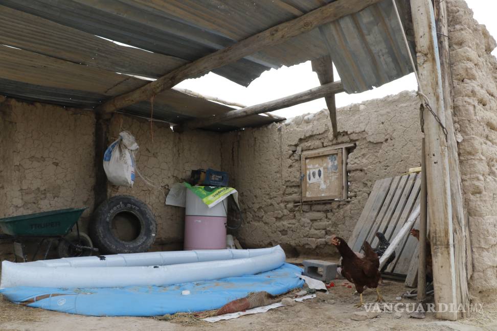 $!Habitantes de Alto de Norias sufren la 'furia' de una tormenta dentro de sus casas de adobe