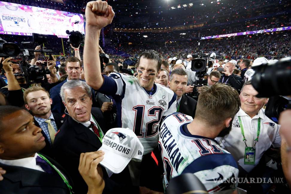 $!Tom Brady (c), celebra la victoria de los New England Patriots sobre los Seattle Seahawks en el Super Bowl XLIX. EFE/EPA/Tannen Maury