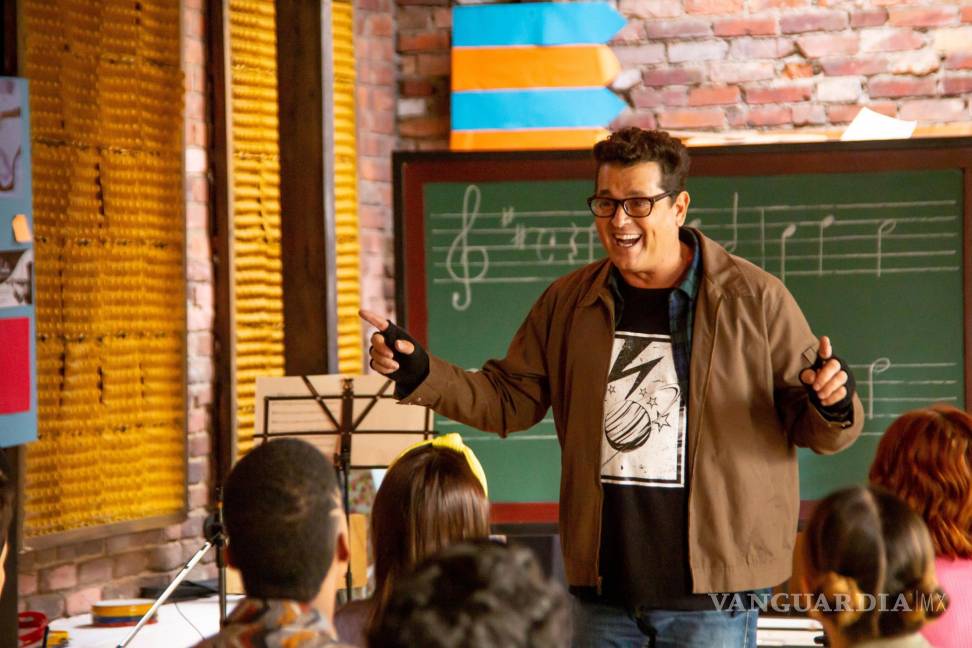 $!El cantante colombiano Carlos Vives en el papel del profesor de música Amaranto Molina, durante el rodaje de la serie El club de los graves. EFE/Disney+