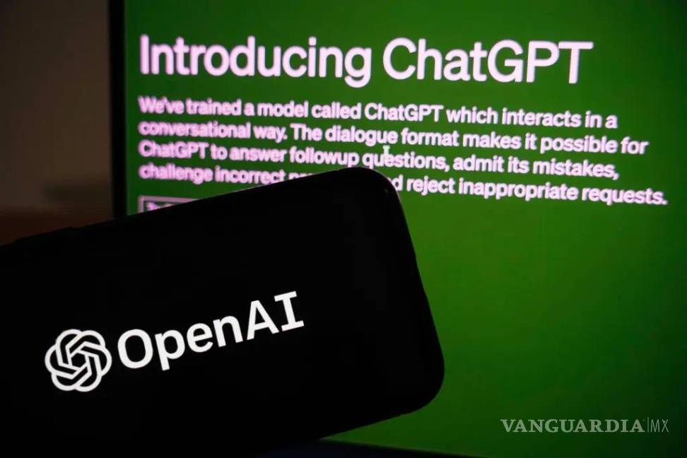 $!Vista del logo de la empresa OpenAI junto a un monitor en el que se ve el ingreso a ChatGPT, en una fotografía de archivo.