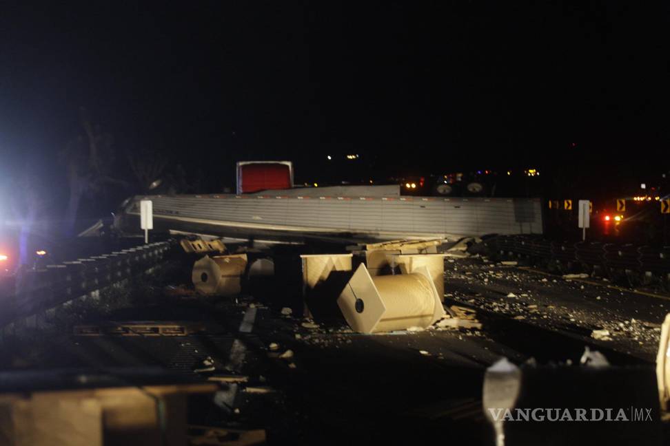 Tragedia en la Matehuala-Saltillo, conductor de tráiler pierde la vida en volcadura