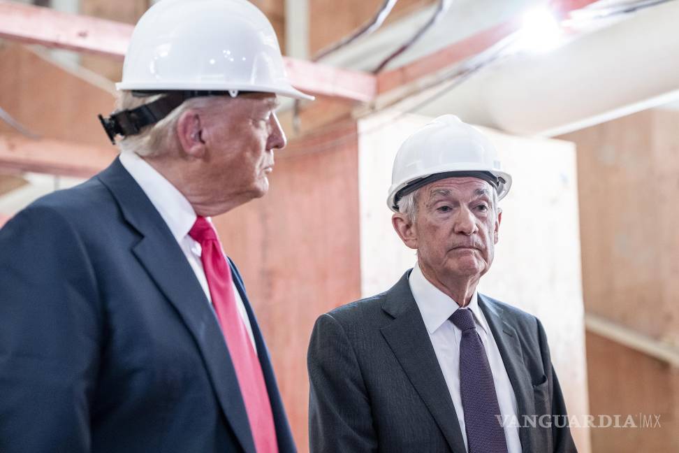 $!Donald Trump y el presidente de la Fed, Jerome Powell recorren las obras de renovación de la sede del banco central en Washington el 24 de julio de 2025.
