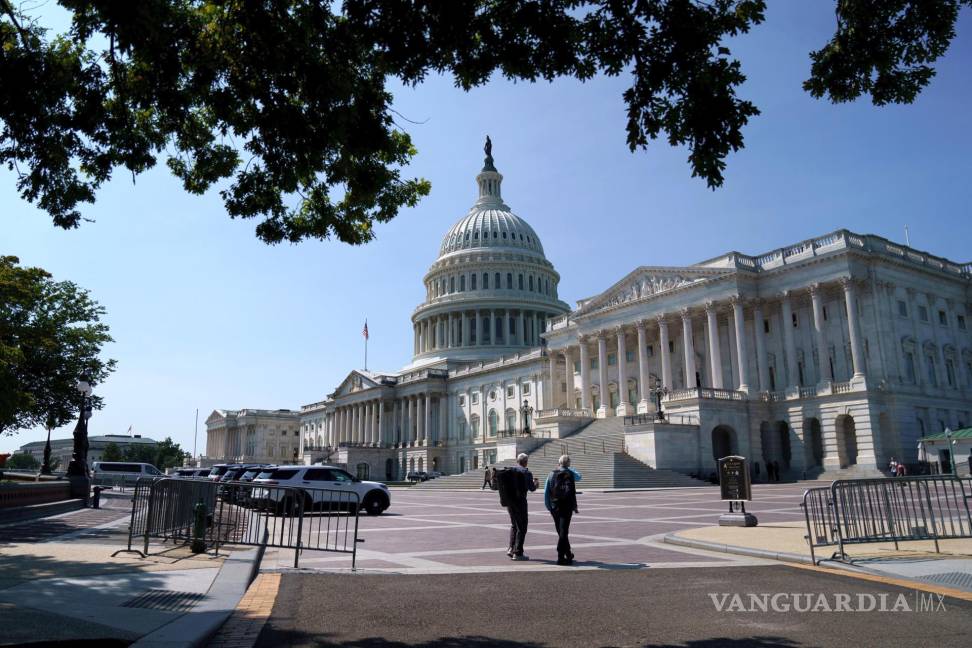 $!Personas caminan frente al Capitolio, sede del Congreso estadounidense, en Washington.