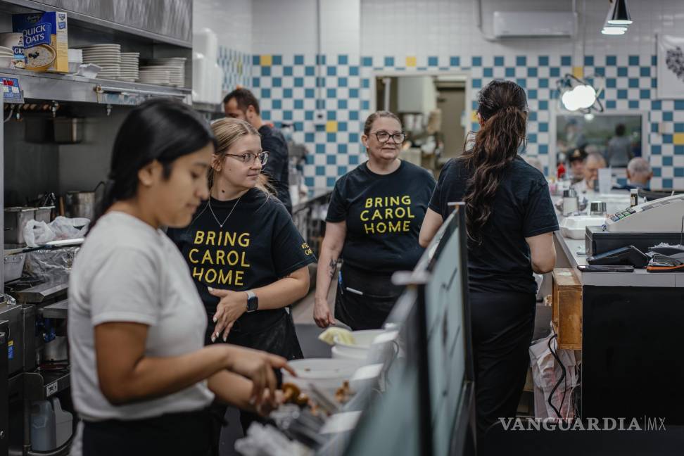 $!Los empleados visten camisetas en apoyo a Ming Li Hui, conocida popularmente como Carol, en John’s Waffle and Pancake House, donde trabajaba, en Kennett.