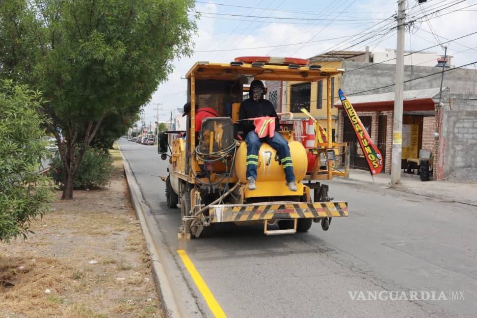 $!El Ayuntamiento de Saltillo intervino en la seguridad vial del bulevar Morelos con señalamiento y pintura de carriles.
