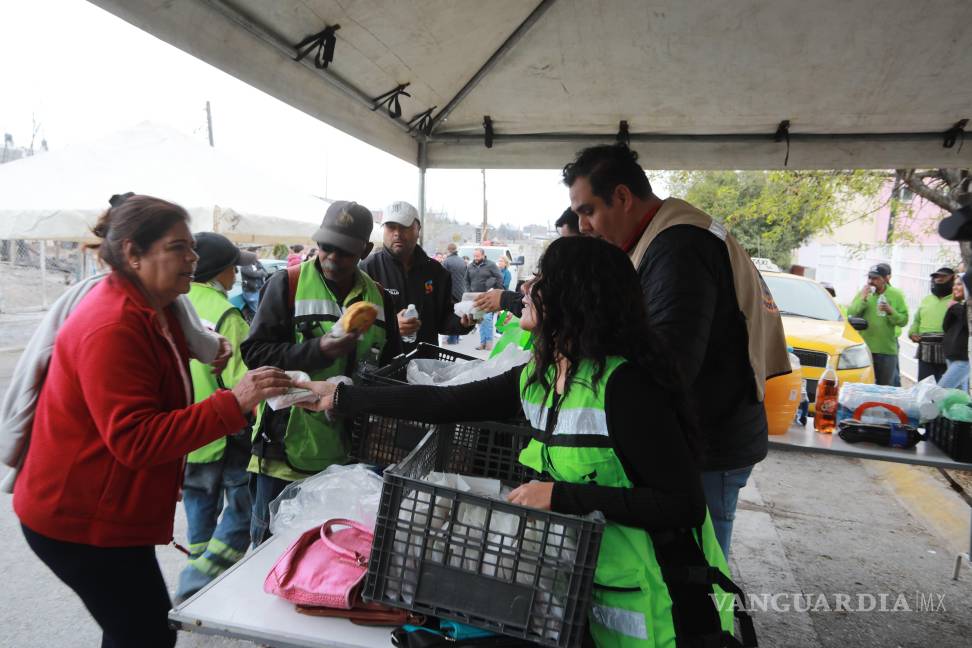 $!A los damnificados se les reparten alimentos, productos de higiene personal y hasta materiales para construcción.