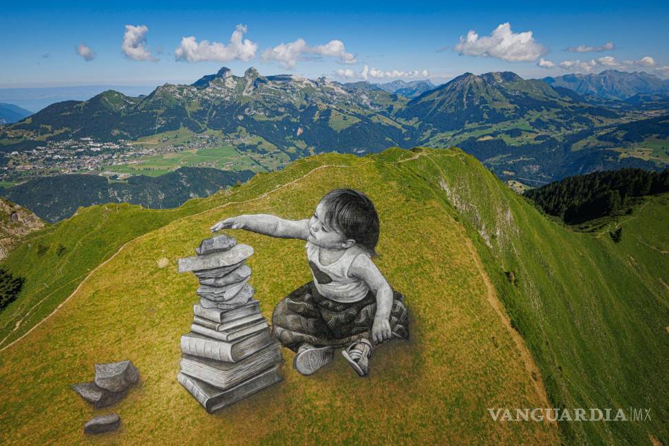 $!Una fotografía tomada con un dron muestra una pintura gigante de landart biodegradable titulada ‘Vers l’equilibre’ del artista franco-suizo Saype.