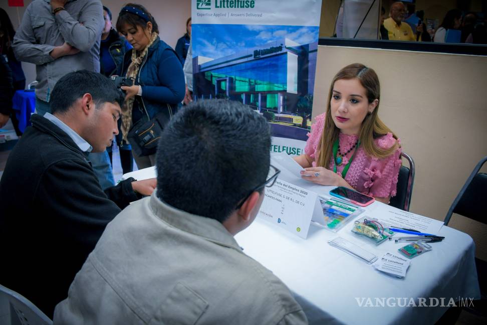 Ofrecen trabajo a estudiantes durante Segunda Feria del Empleo en Piedras Negras