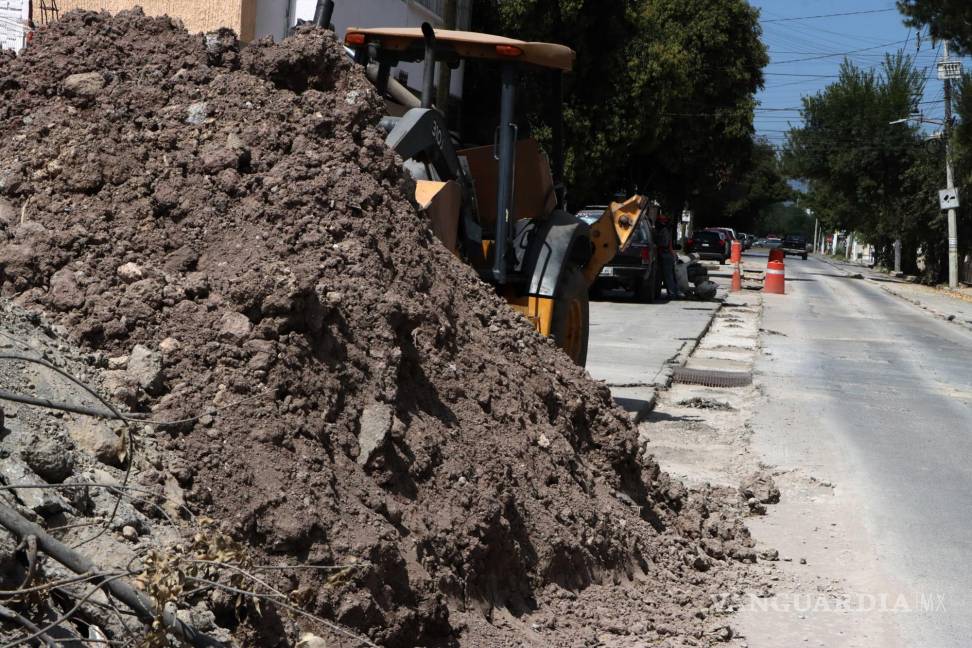 $!La ocupación de uno de los carriles añade un obstáculo adicional al flujo vehicular que normalmente se produce con el ingreso y egreso de los estudiantes del Centro de Idiomas de la Universidad Autónoma de Coahuila (UAdeC).