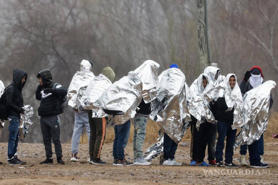 $!Migrantes hacen fila mientras se preparan para ser recogidos por agentes de la Patrulla Fronteriza en Eagle Pass, Texas, el 14 de enero de 2024.