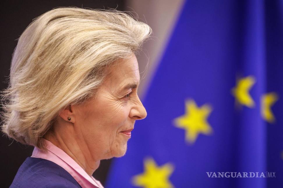 $!La presidenta de la Comisión Europea, Ursula von der Leyen, llega al inicio de la reunión semanal del Colegio Europeo de Comisarios en Bruselas, Bélgica.