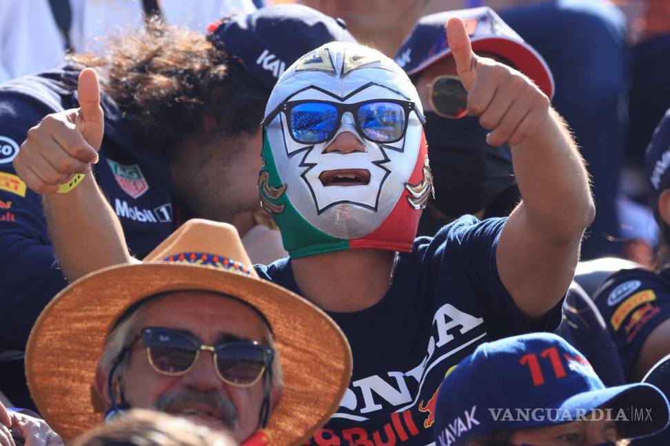 $!Un aficionado con máscara de luchador asiste hoy, al Gran Premio de Fórmula Uno de México que se realiza en el Autódromo Hermanos Rodríguez en Ciudad de México