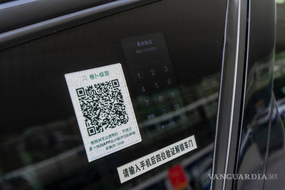 $!Un teclado y un código QR en un taxi robot sin conductor de Baidu. Los teclados y los códigos QR permiten a los usuarios de Baidu desbloquear puertas.