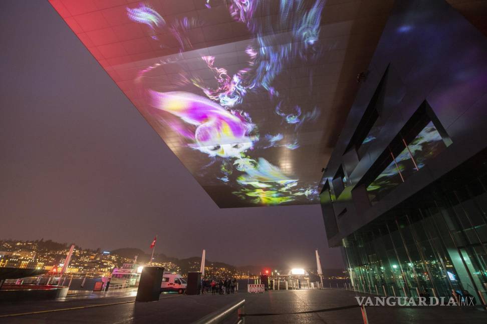 $!El proyecto de iluminación ‘Aquatics’ de Philip Artus de Berlín, Alemania, se exhibe en el techo del KKL (Centro de Cultura y Congresos de Lucerna).