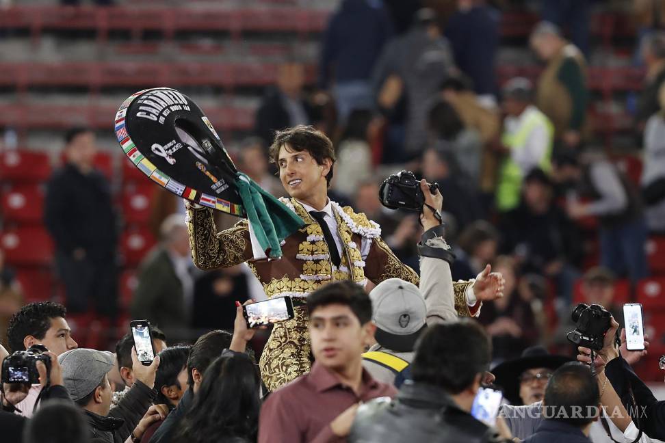 $!Roca Rey posando con un sarape saltillense.