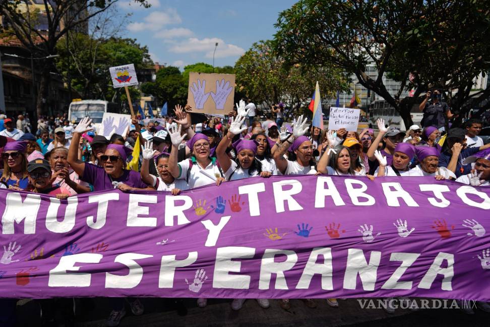 $!Manifestantes con una pancarta por el Día Internacional de la Mujer en Caracas, Venezuela, el viernes 8 de marzo de 2024.
