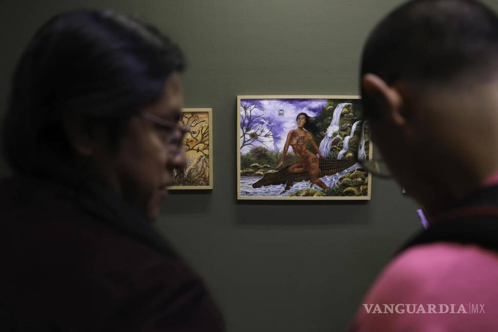 $!Personas asisten a la inauguración de la exposición 'Del arte, la naturaleza y las mujeres: Miradas ecofeministas en el arte en Guatemala' en Guatemala.