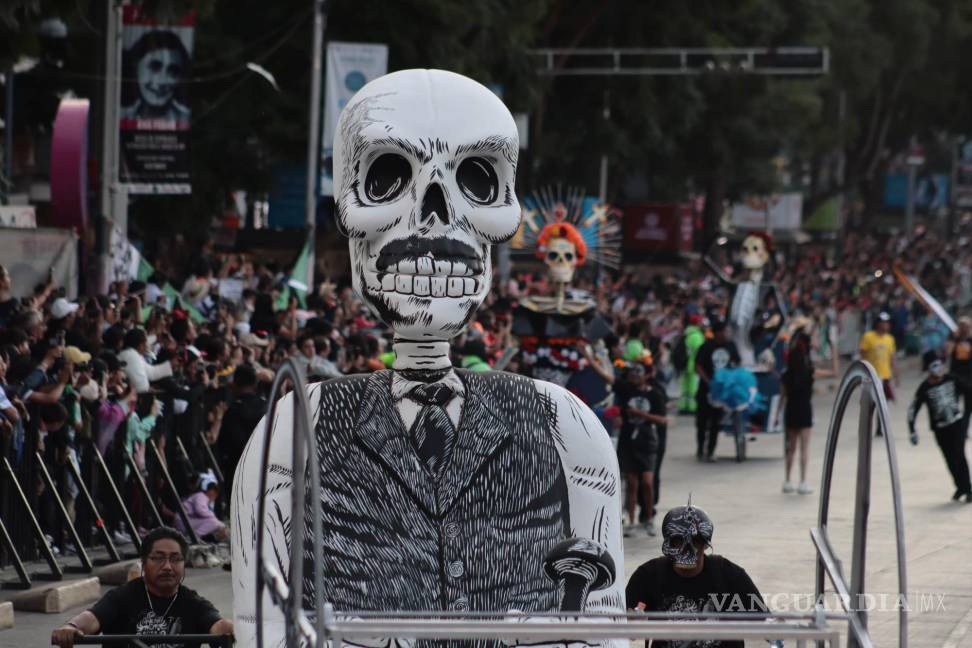 $!CIUDAD DE MÉXICO, 04NOVIEMBRE2023.- Martí Batres, Jefe de Gobierno, puso en marcha el Gran Desfile de Muertos que desfiló por avenidas Reforma ante miles de capitalinos. FOTO: GOBIERNO DE LA CIUDAD DE MÉXICO/CUARTOSCURO.COM