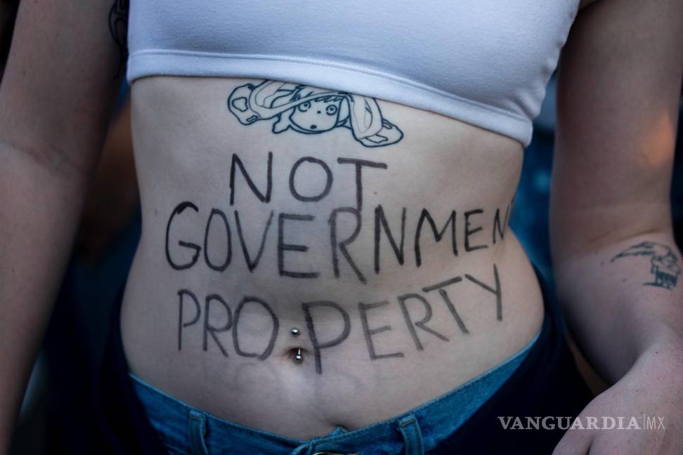 $!Un activista por el derecho al aborto se une a una protesta frente a la Corte Suprema en Washington.