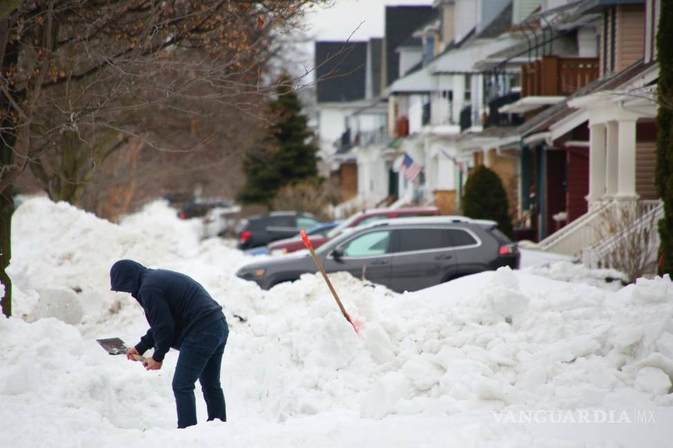$!Una persona quita la nieve del frente de su entrada después de que una tormenta invernal azotara el oeste de Nueva York el 29 de diciembre de 2022 en Buffalo.