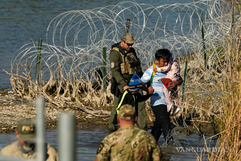 $!Agentes detienen a migrantes en la frontera entre Texas y México, el 3 de enero de 2024, en Eagle Pass, Texas.