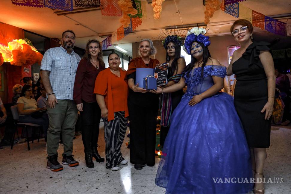 $!Estudiantes, familiares y comunidad universitaria durante la inauguración de la exposición.